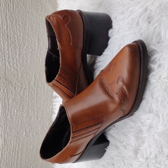 Amanda Smith Shoes - Amanda Smith Rancher Cognac Leather Upper Pointed Toe Block Heel Western Bootie